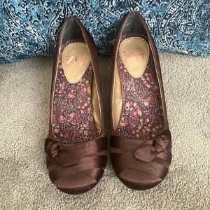 JELLYPOP “”ANGEL” ROUND TOE SATIN PUMP in Dark Brown, Size 7M